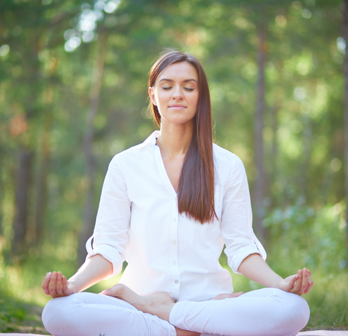 femme-meditant-nature femme-meditant-nature
